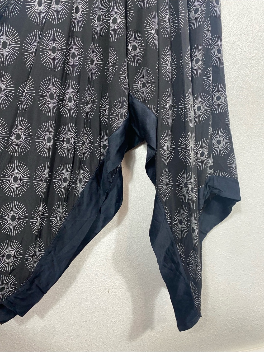 Diane Von Furstenberg Black Patterned Asymmetrical Slip Dress Size 4 100% Silk - Picture 8 of 16